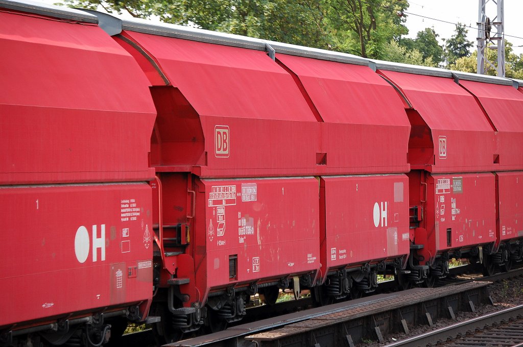 Gedeckter Drehgestell-Selbstentladewagen der DB eingestellt mit der Nr. 81 80 D-DB 0665 736-0 Talns 969, 16.06.11 Berlin-Karow.