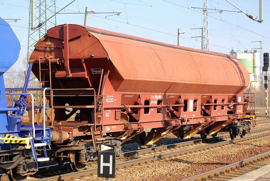 Gedeckter Sch�ttgutwagen vom Wageneinsteller REXWAL f�r die Firma SKW PIESTERITZ im Einsatz f�r das Ladegut Harnstoff (D�ngemittel). Der Wagen ist eingestellt mit der Nr.33 RIV 80 D-REXWAL 0834 009-7 Tads, 01.03.11 Bhf. Flughafen Berlin-Sch�nefeld.