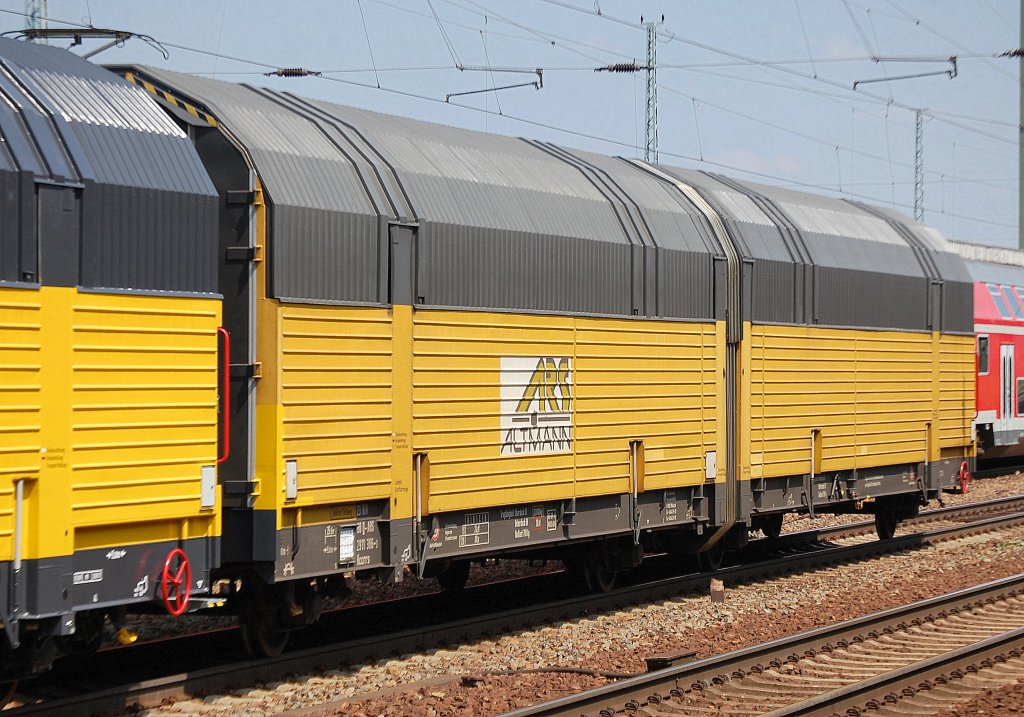 Geschlossener Doppelstock Bahnwaggon (Doppelwageneinheit) f�r PKW Transporte der Fa. ARS ALTMANN eingestellt mit der Nr. 23 RIV 80 D-ARS 2911 385-3 Hccrrs, 06.06.11 Bhf. Flughafen Berlin-Sch�nefeld.