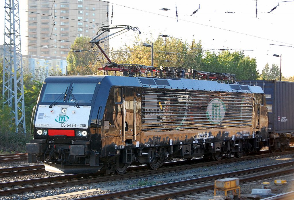 Gl�nzt immer noch wie neu, MRCE Dipolok ES 64 F4-289 (91 80 6189 289-2 D-DISPO) der ITL auch mit seitlichem Firmenlogo unterwegs mit einem Contaierzug Richtung Berlin-Lichtenberg, 09.10.10 Berlin-Greifswalder Str. 