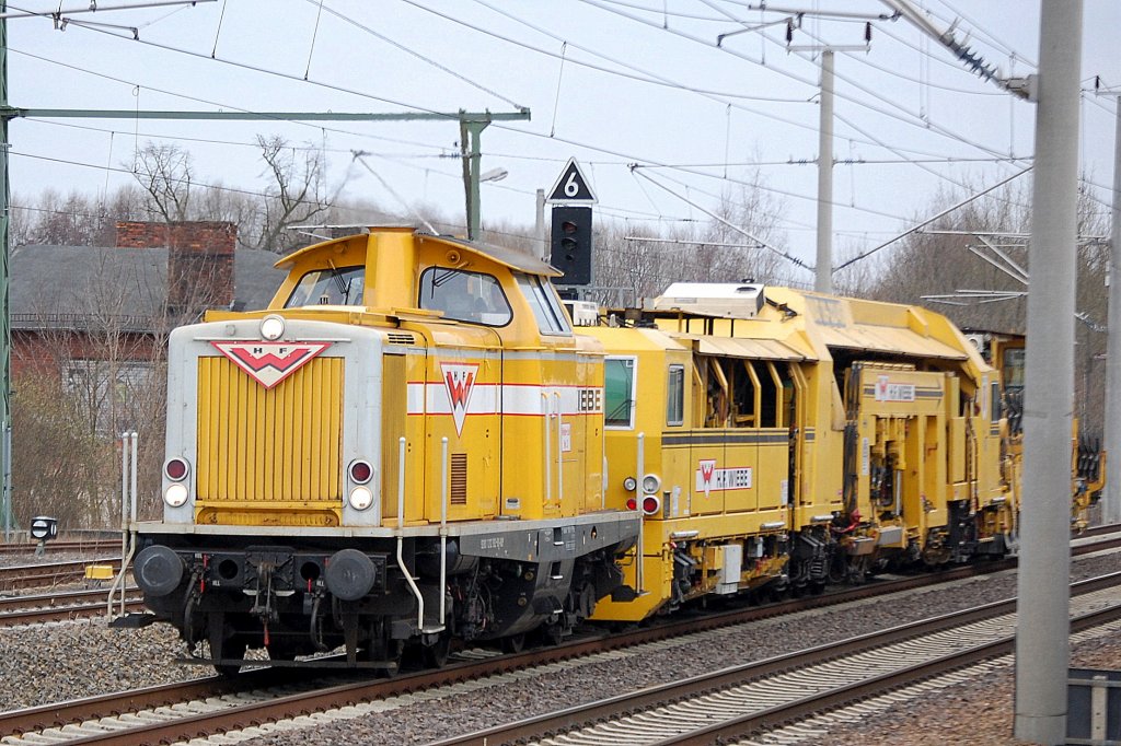 Gleisbauzug der Fa. H.F. Wiebe GmbH&Co.KG/BLP Wiebe Logistik GmbH mit der Lok 3 (92 80 1212 192-8 D-BLP, Jung Bj.1964) mit der firmeneigenen Gleisstopfmaschine P&T UNIMAT 09-32/4S + Schotterplaniermaschine SSP 110 SW der Deutschen Plasser, 25.03.11 Berlin-Blankenburg.