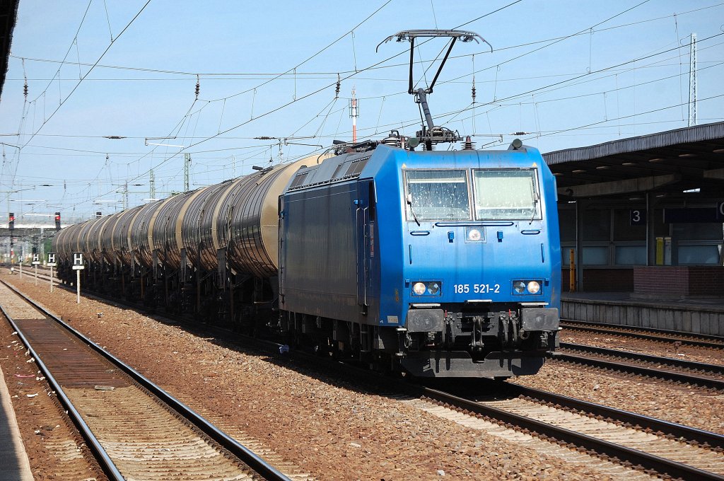 HGK 185 521-2 mit Kesselwagenzug am 23.07.12 Durchfahrt Bhf. Flughafen Berlin-Sch�nefeld. 