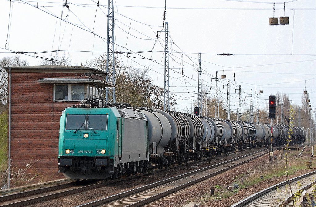 HGK 185 575-8 mit Kesselwagenzug Richtung Bernau, 16.04.12 Berlin-Karow.