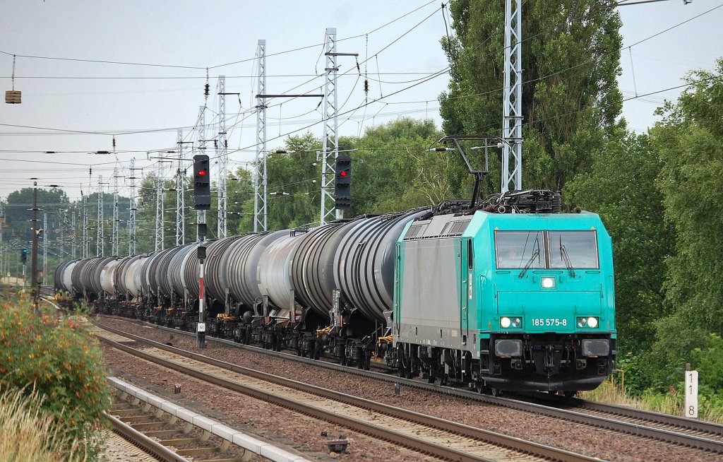 HGK 185 575-8 mit Kesselwagenzug (Dieselkraftstoff) am 28.06.13 Berlin-Karow.