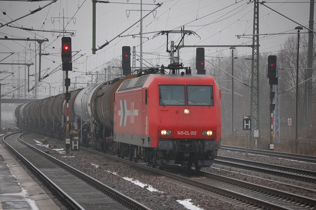 HGK 2002/145-CL 012 (145 090-7) mit Kesselwagenzug am 18.12.12 Bhf. Flughafen Berlin-Sch�nefeld.