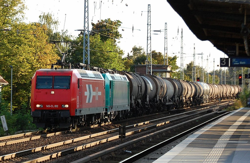 HGK 2002/145-CL 012 hat HGK 185 575-8 am Haken + Kesselwagenzug, 27.09.12 Berlin-Karow.