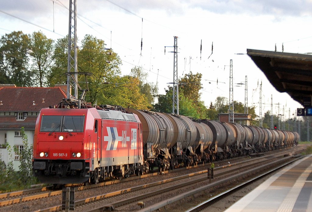 HGK 2055/185 587-3 (91 80 6185 587-3 D-HGK) mit Kesselwagenzug am 15.09.11 Berlin-Karow.