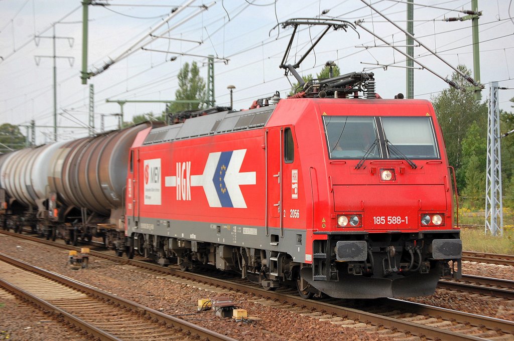 HGK 2056/185 588-1 (91 80 6185 588-1 D-HGK) mit Kesselwagenzug am 17.08.11 Bhf. Flughafen Berlin-Sch�nefeld. 