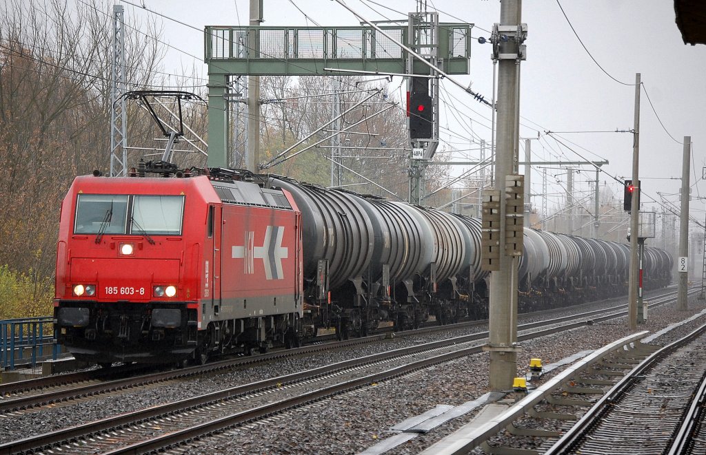 HGK 2061/185 603-8 (91 80 6185 603-8 D-HGK) mit Kesselwagen Richtung Schwedt �ber Bernau, 04.11.10 Berlin-Blankenburg. 