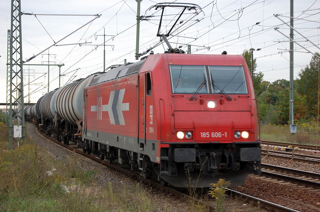 HGK 2064/185 606-1 (91 80 6185 606-1 D-HGK) mit Kesselwagenganzzug f�hrt zum Kurzhalt im Bhf. Flughafen Berlin-Sch�nefeld ein, 30.09.10