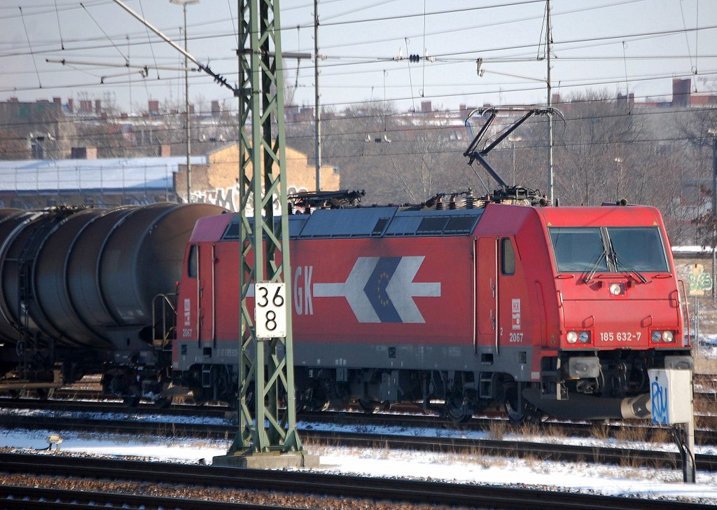 HGK 2067/185 632-7 (91 80 6185 632-7 D-HGK) steht abfahrbereit gegen�ber dem Berliner Westhafen mit einem Kesselwagenzug der im Berliner Westhafen entleert wurde, 06.02.12 Berlin-Beusselstr.