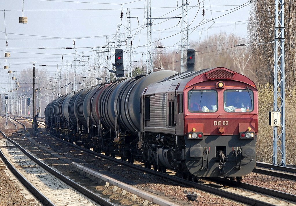 HGK DE 62 (92 80 1266 062-9 D-HGK, GM-EMD Bj.1999) am 30.03.11 mit Kesselwagenzug Berlin-Karow.