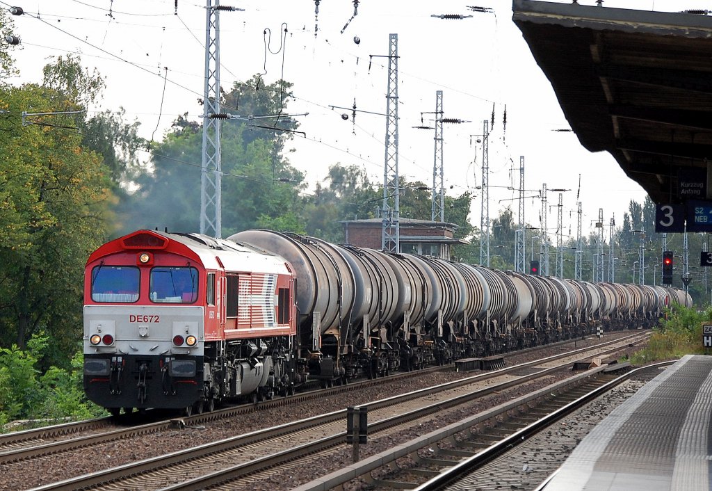 HGK DE672 (92 80 1266 072-8 D-HGK) mit Kesselwagenzug, 14.09.12 Berlin-Karow.