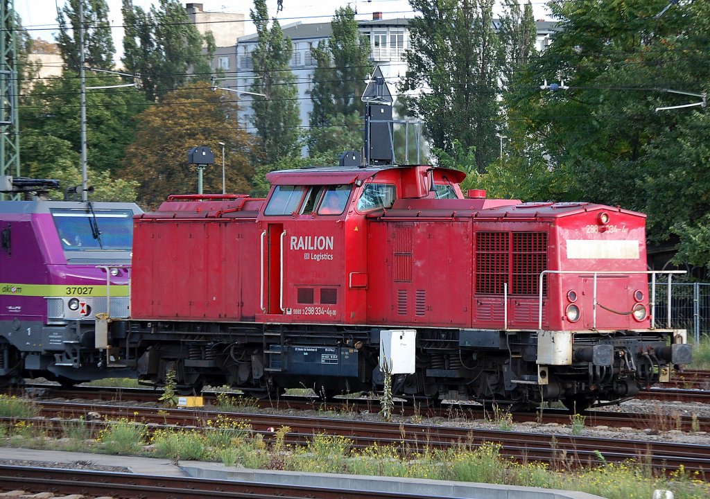 Hier ist 298 334-4 (98 80 3298 334-4 D-DB) mit der ehrenvollen Aufgabe besch�ftigt die Ausstellungsfahrzeuge der SNCF(akiem) zum Messegel�nde zu fahren, 17.09.10 Berlin-Beusselstr.