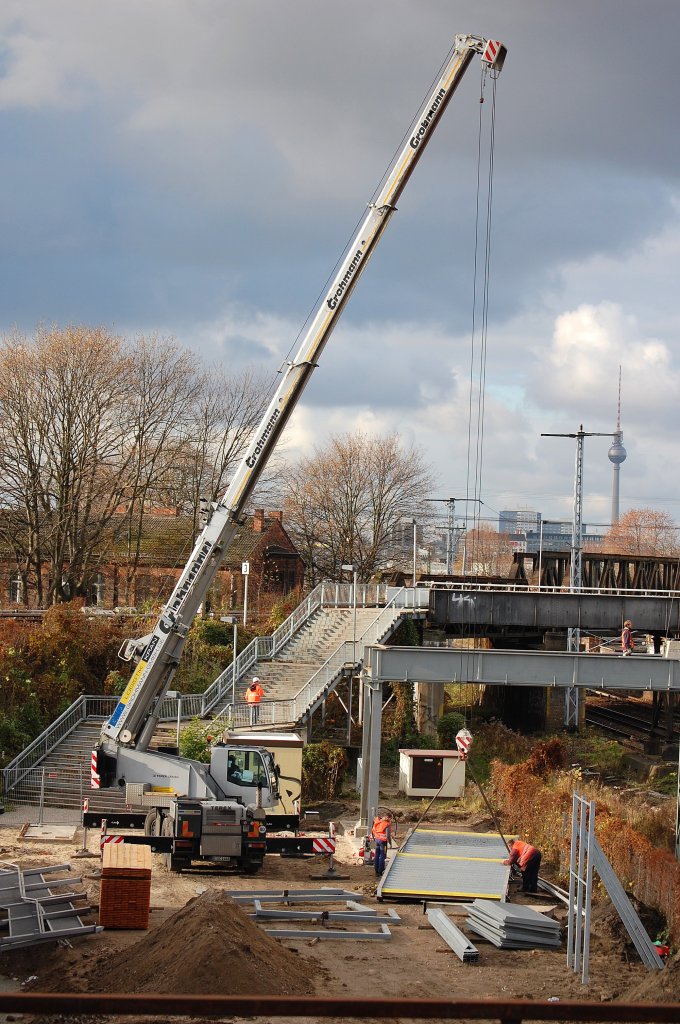 Hier in Aktion mit ausgefahrenem Teleskoparm, der TEREX/DEMAG AC40City der Fa. Grohmann beim Aufbau einer neuen Passantenzugangstreppe als Provosorium w�hrend des Umbaus des Bhf. Berlin-Ostkreuz Winter 2008. 