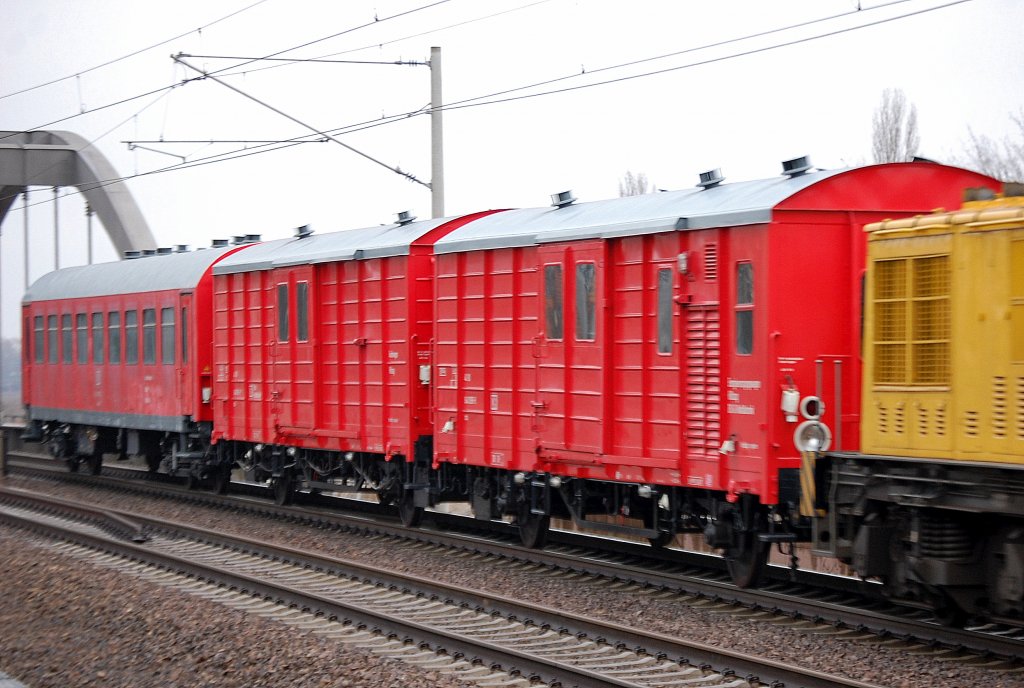 Hier die beiden roten Wagen des DB Hilfszuges (ex DR), vornean der Energieversorungswagen 40 80 940 0 973-0 + dahinter der Ger�tewagen 360  mit der Nr. 40 80 940 0 923-5 am 17.01.12 Berlin-Pankow.
