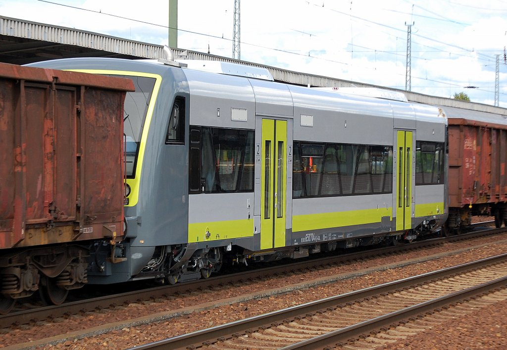 Hier ein fabrikneuer RegioShuttle aus dem Stadler-Werk Berlin-Pankow zur �berf�hrung nach Oberfranken (Bayern). Die Fa. agilis Verkehrsgesellschaft �bernimmt wohl ab Dezember 2010 den Regionalverkehr in Oberfranken und hat eine ganze Flotte RegioShuttle in Berlin in Auftrag gegeben, im Bild der Triebzug mit der Registriernr. (INZ) 95 80 0650 704-9 D-AGIL, wahrscheinlich als VT 704 dann bezeichnet im Einsatz. �berf�hrungsfahrt am 16.08.10 Durchfahrt im Bhf. Flughfaen Berlin-Sch�nefeld.