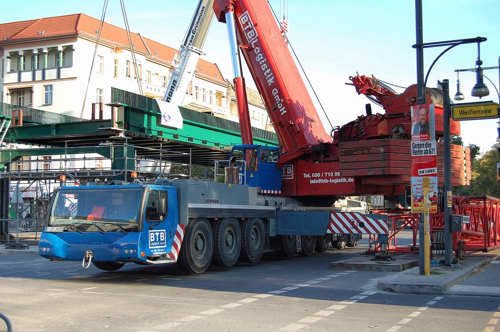 Hier ein LIEBHERR LTM 1500 der Fa. BTB beim Br�ckensegment einsetzen als Neubauersatz der maroden U-Bahnhochstrecke der U2 Berlin Sch�nhauser Allee am 18.09.09