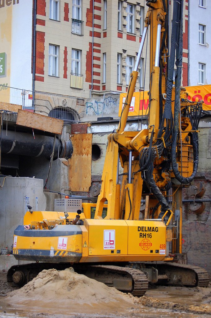 Hier das etwas kleinere Drehbohrsystem DELMAH RH16 der Baufirma MAX B�GL am 21.10.09 Neubau der Spandauer Damm Br�cke Berlin. 