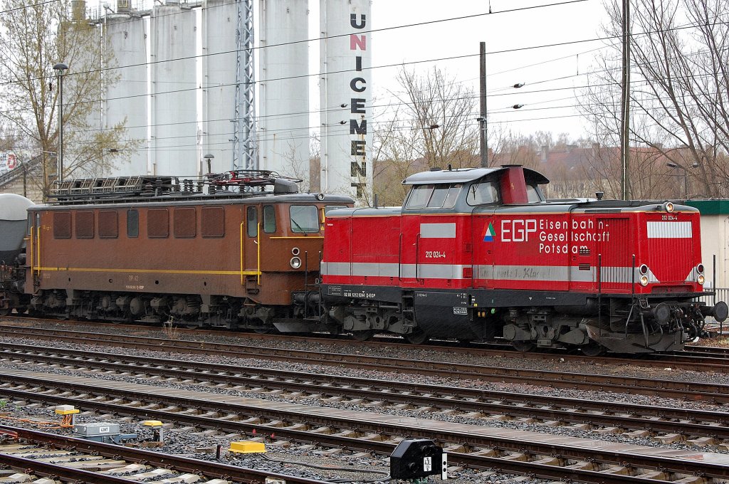 Hier holt die EGP Lok 212 024-4 (92 80 1212 024-4-D-EGP) die DP 62 (91 80 6142 042-1 D-EGP) am Zementwerk Berlin Gtreifswalder Str., 30.03.12