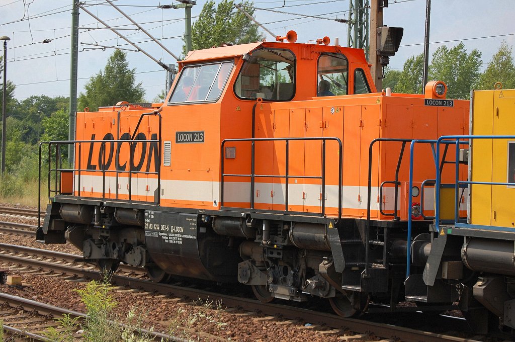 Hier LOCON 213 (92 80 1214 003-6 D-LOCON, MaK, Bj.1963 als ex 212 066 jetzt als Vollmodernisierungsvariante) vor der LW 88520 am 05.08.10 im Bhf. Flughafen Berlin-Sch�nefeld ganzt�gig t�tig. 