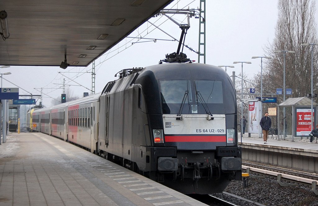 Hier die MRCE Dispolok ES 64 U2-029 f�r ODEG im Sandwichzug als RE4 Richtung Rathenow, 18.12.12 Bhf. Berlin-Jungfernheide.
