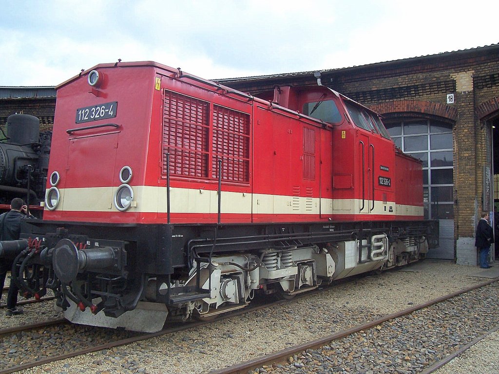 Hier noch in alter Farbe mit alter Bezeichnung, die PRESS 112 326-4 inzwischen auch blau als 204 031-9 (92 80 1203 228-2 D-PRESS, Bj.1971) am 30.09.07 beim Eisenbahnfest in Berlin-Sch�neweide.