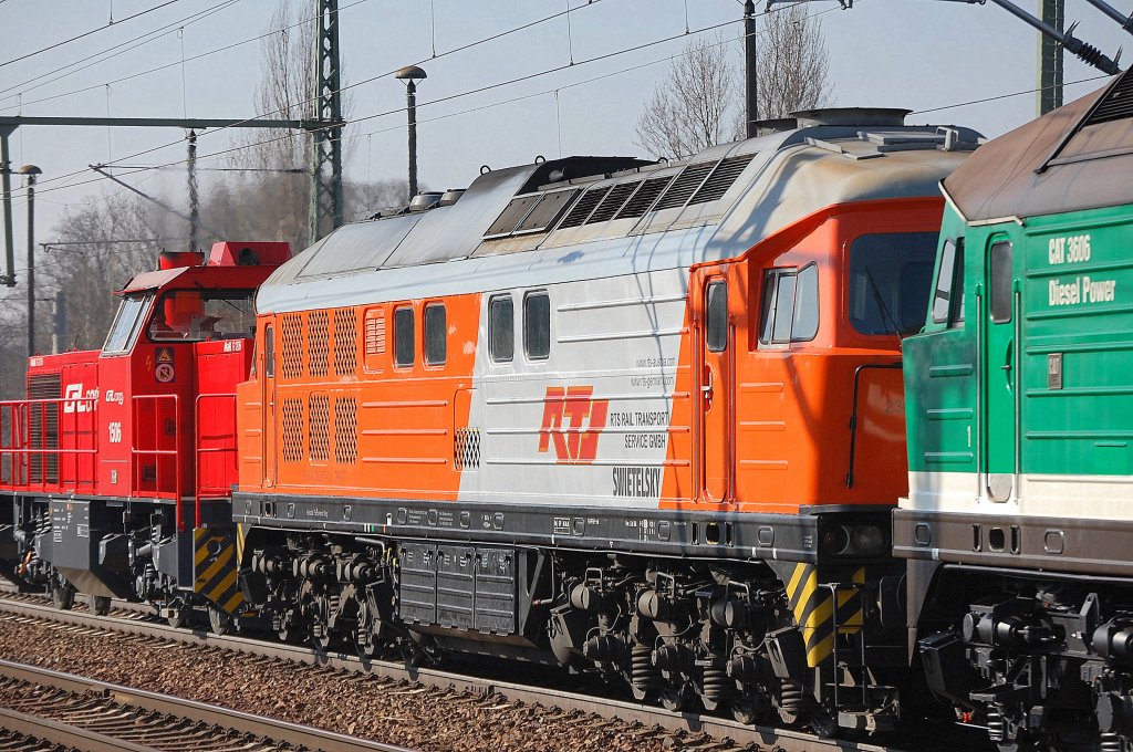 Hier noch eine Aufnahme vom Lokzug gezogen von CFL Cargo Lok 1506 mit der RTS Ludmilla 230 077-0 am 01.03.11 Bhf. Flughafen Berlin-Sch�nefeld.