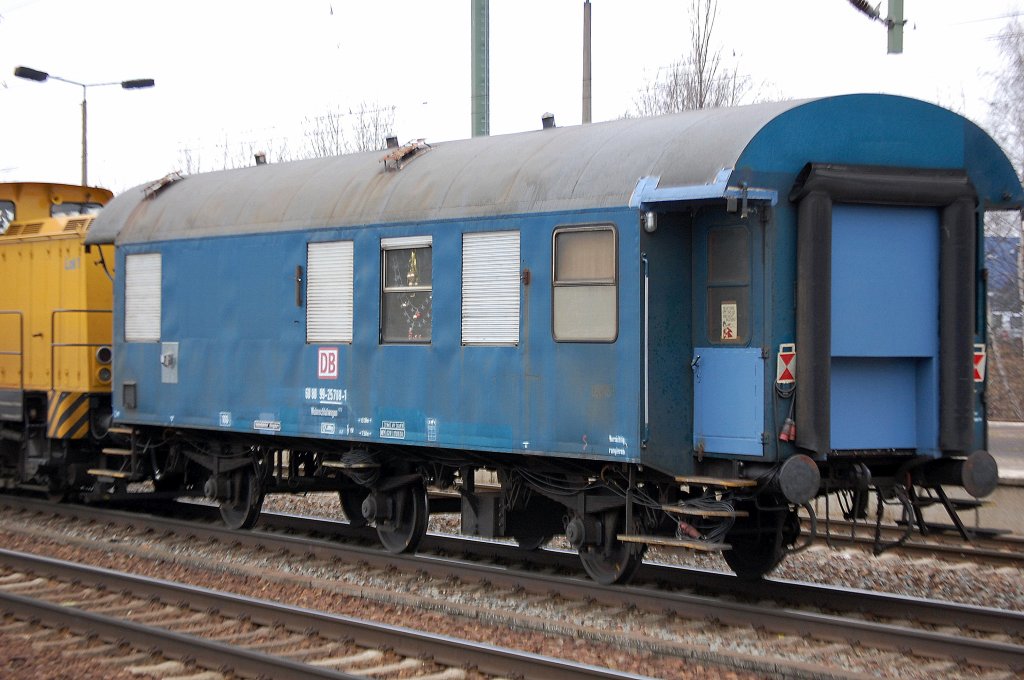Hier noch mal aus anderer Perspektive der Wohnschlafwagen 423 (Bauzugwagen) in Blau mit drei Achsen mit der Nr. 68 08 99-25708-1 Heimatbahnhof K�nigsborn im Bhf. Flughafen Berlin-Sch�nefeld, 07.02.11  