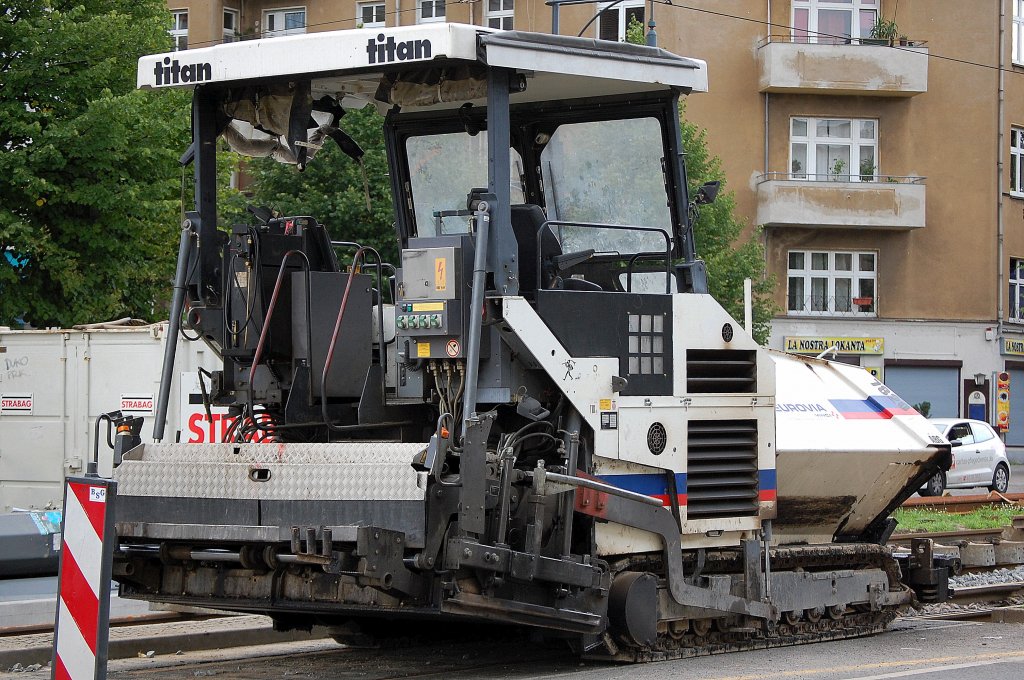 Hier noch mal aus anderer Perspektive der Stra�enfertiger ABG titan Typ? der Baufirma EUROVIA, 28.08.10 Berliner Str. Berlin-Pankow.