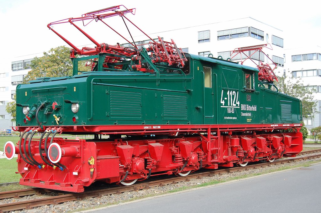 Hier noch mal aus anderer Perspektive die Industrie-E-Lok aus dem Braunkohletagebau, die 4-1124-100-B3 BKK Biterfeld (Typ EL2/20), 18.09.10 Werksgel�nde Bombardier Werk Hennigsdorf (Tag der offenen T�r).