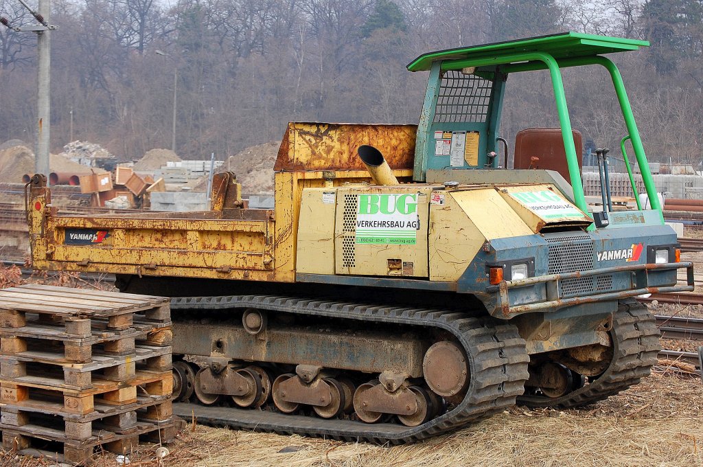 Hier noch mal aus seitlicher Perspektive, der AMMANN YANMAR Raupentransporter der Fa. BUG Verkehrsbau AG bei den Bauarbeiten N�he S-Bhf. Berlin Frankfurter Allee, 15.03.11 