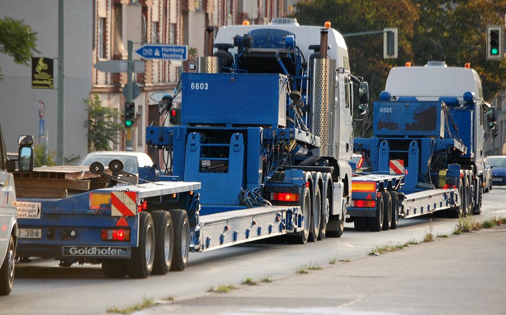 Hier noch mal beide Schwerlastsattelz�ge in der R�ckansicht, jeweils mit Goldhofer-Ladebr�ckenauflieger, die MAN TGA 33.530 Zugmaschine vorneweg und dahinter die MAN TGA 41.660 Zugmaschine der Fa. VOSS INTERNATIONAL, 07.09.10 Berlin-Knobelsdorffstr. 
