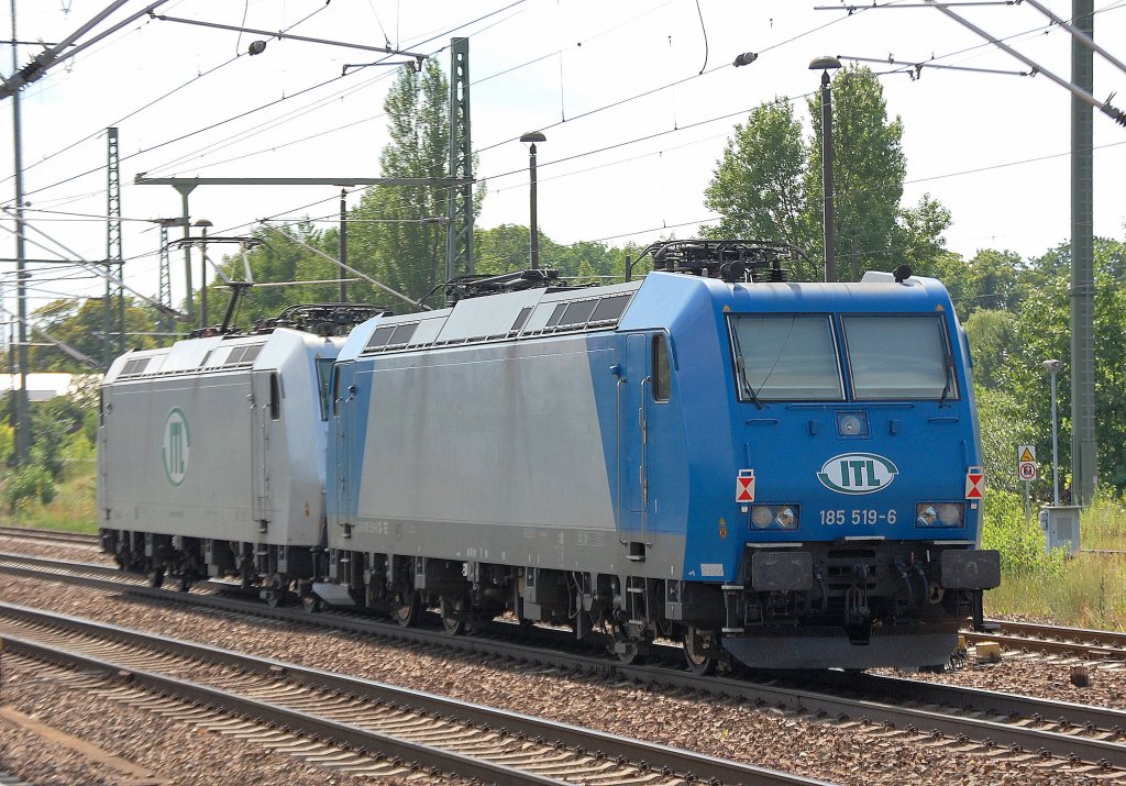 Hier noch mal von hinten, die von ITL geleaste 185 519-6 (91 80 6185 519-6 D-VCD) gezogen von der silbernen ITL Lok 185 548-5 (91 80 6185 548-5 D-ITL) am 11.07.11 Bhf. Flughafen Berlin-Sch�nefeld. 