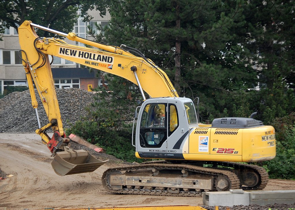 Hier noch mal in sch�ner Perspektive, der NEW HOLLAND E215B (HKL-Leasingbaumaschine) 09.09.10 Baustelle Bhf. Flughafen Berlin-Sch�nefeld. 