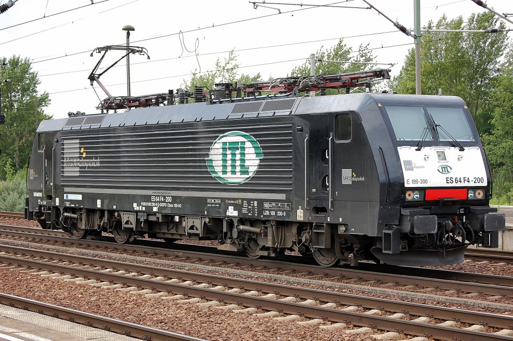 Hier noch mal von seitlicher Sicht, MRCE Dipolok ITL ES 64 F4-200 am 05.08.10 Bhf. Flughafen Berlin-Sch�nefeld.