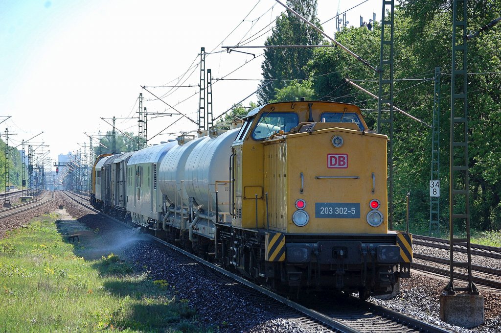 Hier noch der Nachschuss des Unkrautvernichtungzuges gezogen von DB Netz 203 301-7, hinten dran die 203 302-5 und mittig der Leitwagen beim Bespr�hen der Gleise Richtung Berlin-Wedding, 15.05.13 Berlin-Jungfernheide.