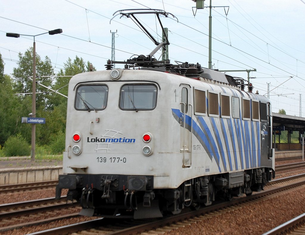 Hier noch der Nachschuss der Lokomotion 139 177-0, die im Moment f�r die Fa. RAN im Einsatz ist, 12.08.10 bei der Durchfahrt im Bhf. Flughafen Berlin-Sch�nefeld.