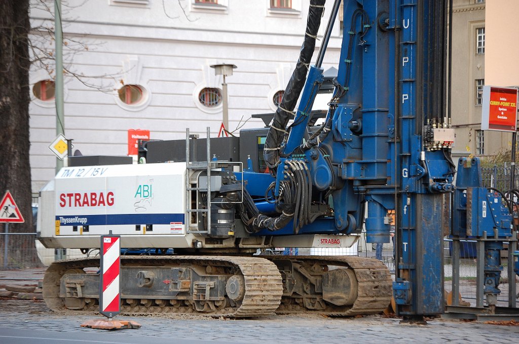 Hier die SENNEBOGEN Tr�germaschine mit Kettenantrieb f�r das ABI System TM 13/16 der Fa. ThyssenKrupp f�r die Baufirma STRABAG im Einsatz, 20.11.09 Berlin-Pankow.