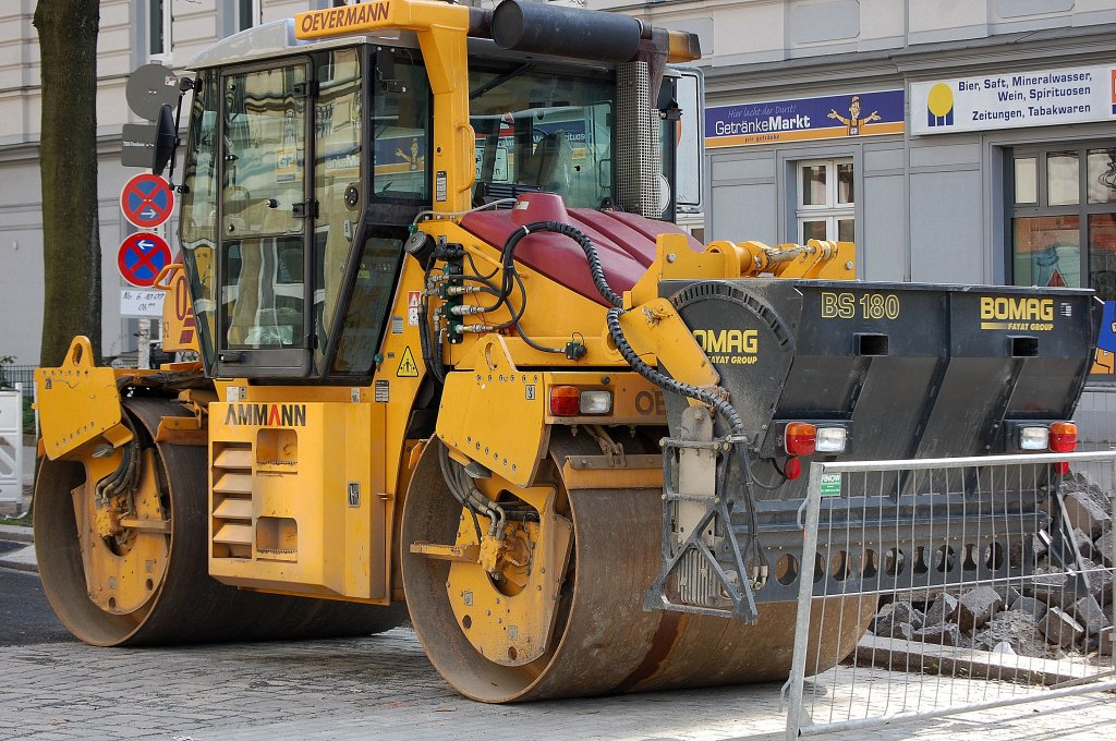 Hier eine weitere AMMANN Typ AV 95-2 der Baufirma OEVERMANN, interessanterweise mit einem BOMAG Typ BS 180 Streutrichter, 08.04.10 Berlin-Pankow (Wollankstr.)
