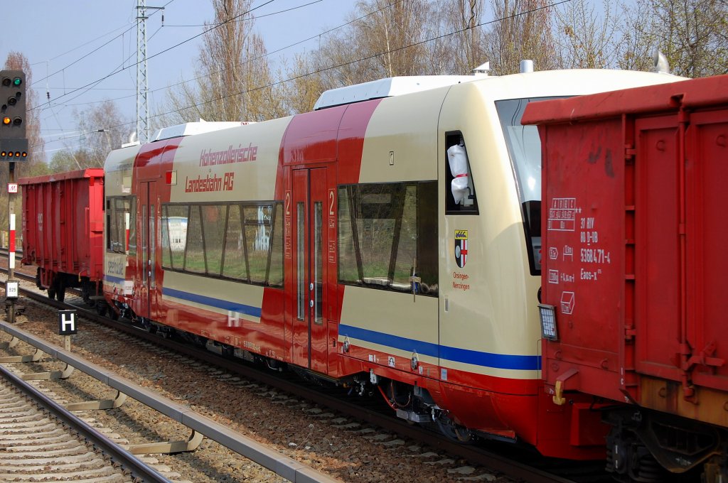 Hier wird gerade ein RS1 der HzL - Hohenzollerische Landesbahn AG, der VT 253 (95 80 0650 382-4 D-HZL, Stadler Bj.2008) aus dem Stadler Werk Berlin Pankow �berf�hrt, 06.04.09 Berlin-Karow. 