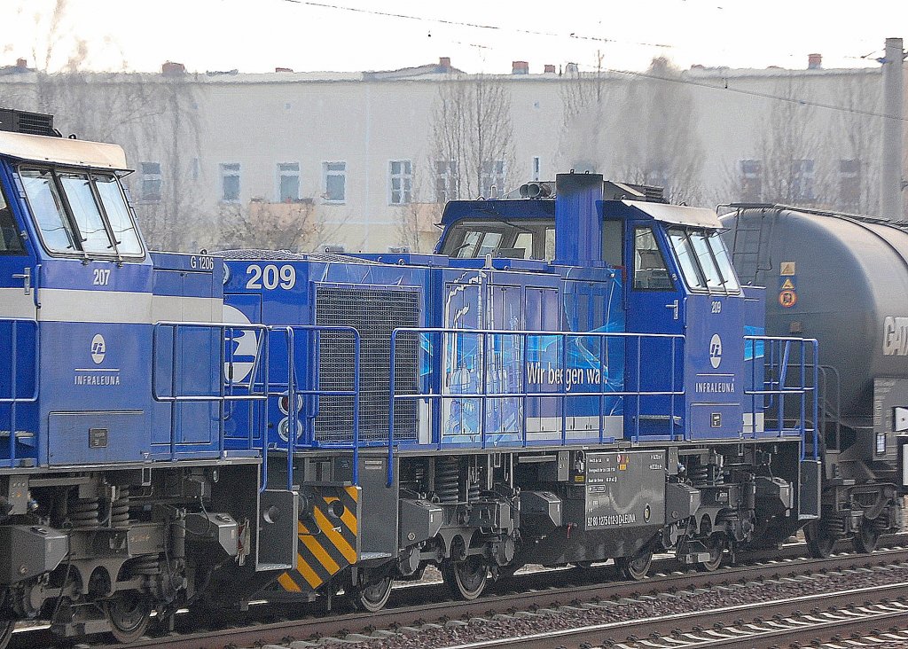 Hier die zweite Lok 209 (92 80 1275 018-3, VL Bj.2010) der Fa. InfraLeuna der Doppeltraktion mit Lok 207 und einem Kesselwagenzug am 24.02.11 Berlin-Pankow.