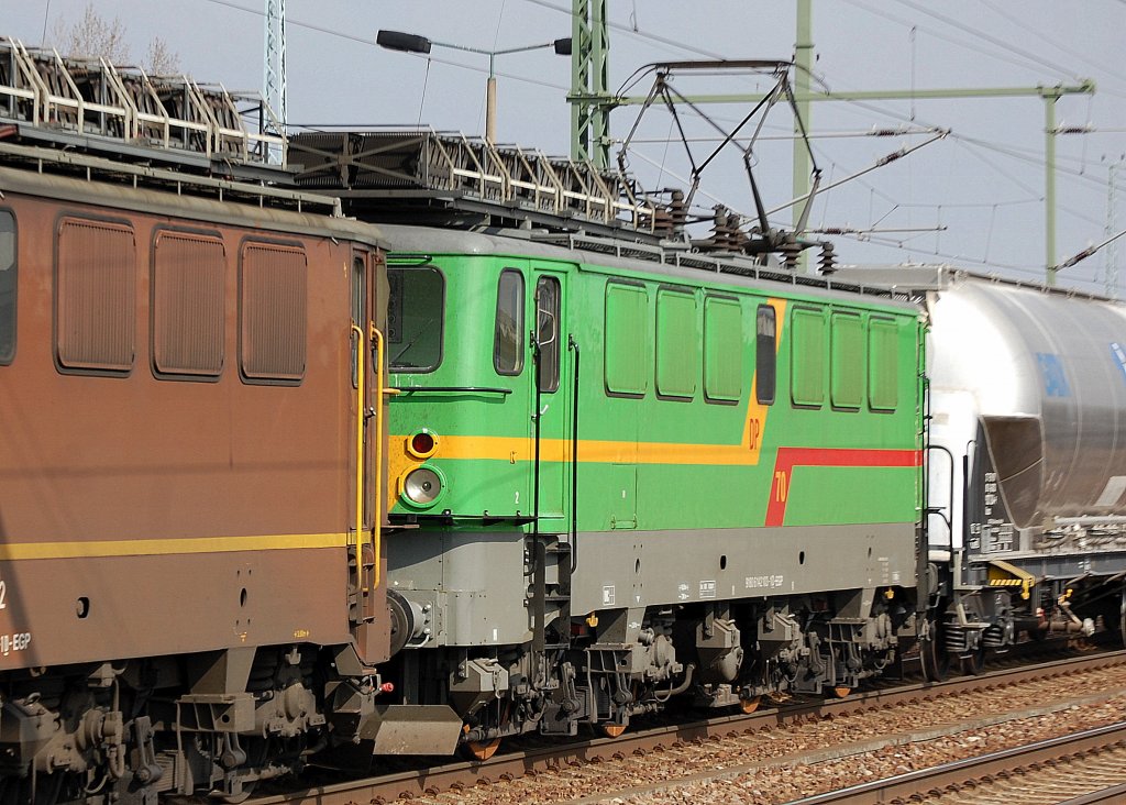 Hinter DP 62 die gr�ne DP 70 (91 80 6142 103-1 D-EGP, LEW Bj.1967) in der Doppeltraktion am 20.03.12 Bhf. Flughafen Berlin-Sch�nefeld.