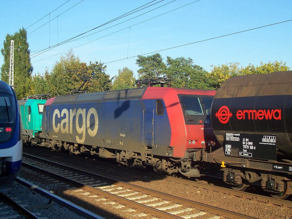 Hinter der HGK Lok 185 575-8 am Haken Re 481 005 (Adtranz Bj.2000) noch mit SBB Cargo Logo, eine MRCE Leasinglok zeitweise an HGK verliehen mit Kesselwagenzug, 23.09.07 