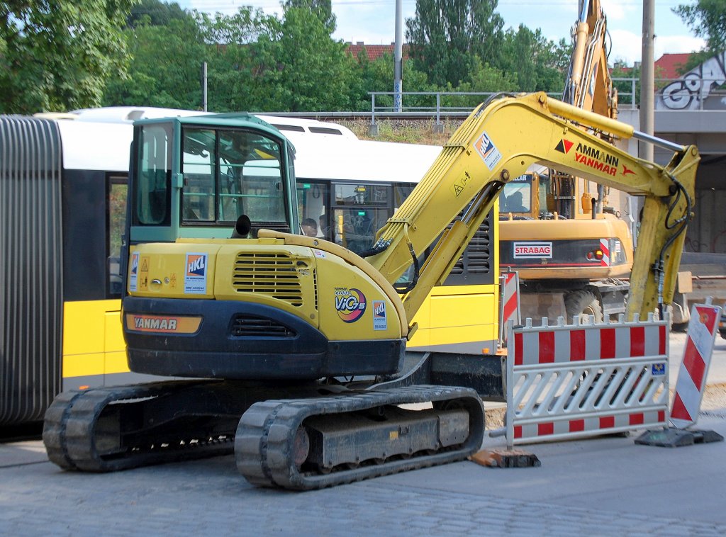 HKL-Leasingbaumaschine, ein AMMANN YANMAR ViO75 Minibagger, 19.07.10 Berliner Str. Berlin-Pankow.