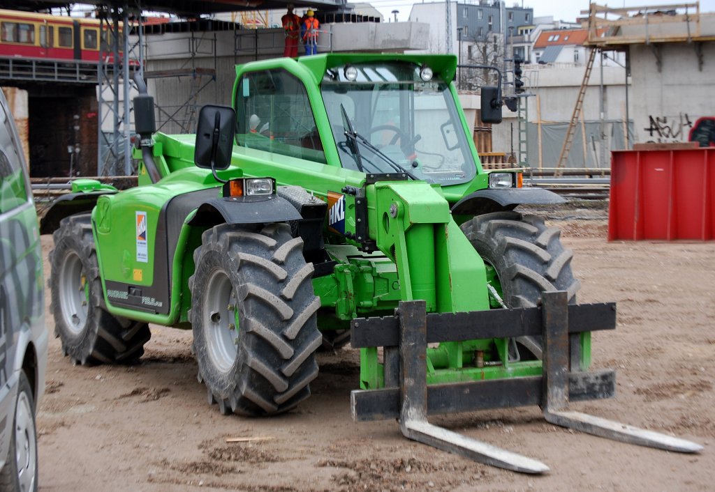 HKL-Leasingbaumaschine, ein Teleskoplader MERLO PANORAMIC P32.6 PLUS am 28.02.09 Gro�baustelle Berlin Ostkreuz.