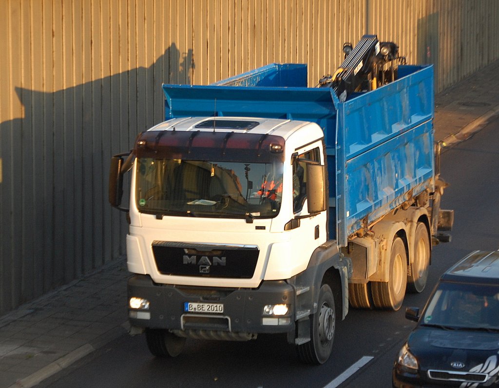 Hochwandiger MAN Kipper mit Hydraulikgreifarm, 18.10.10 Berliner Stadtautobahn H�he Knobelsdorffstr.
