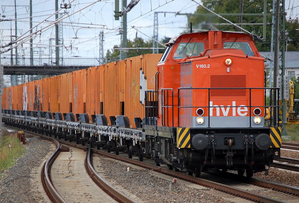 hvle V160.2 (92 80 1203 014-6 D-HVLE) mit dem M�llzug der Berliner Stadtreinigung (BSR) bei der Durchfahrt im Bhf. Flughafen Berlin-Sch�nefeld, 02.09.10