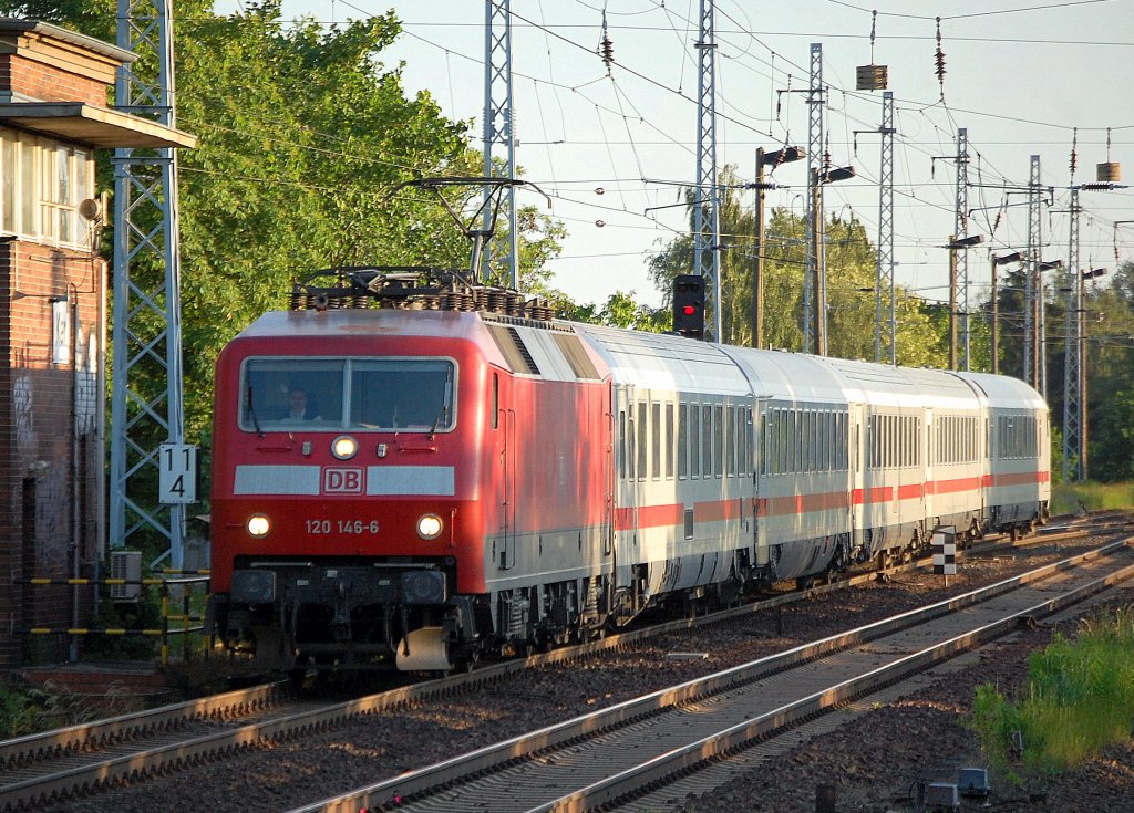 IC 145 (Szczecin Glowny) mit 120 146-6 Richtung Bernau, 11.06.10 Berlin-Karow. 