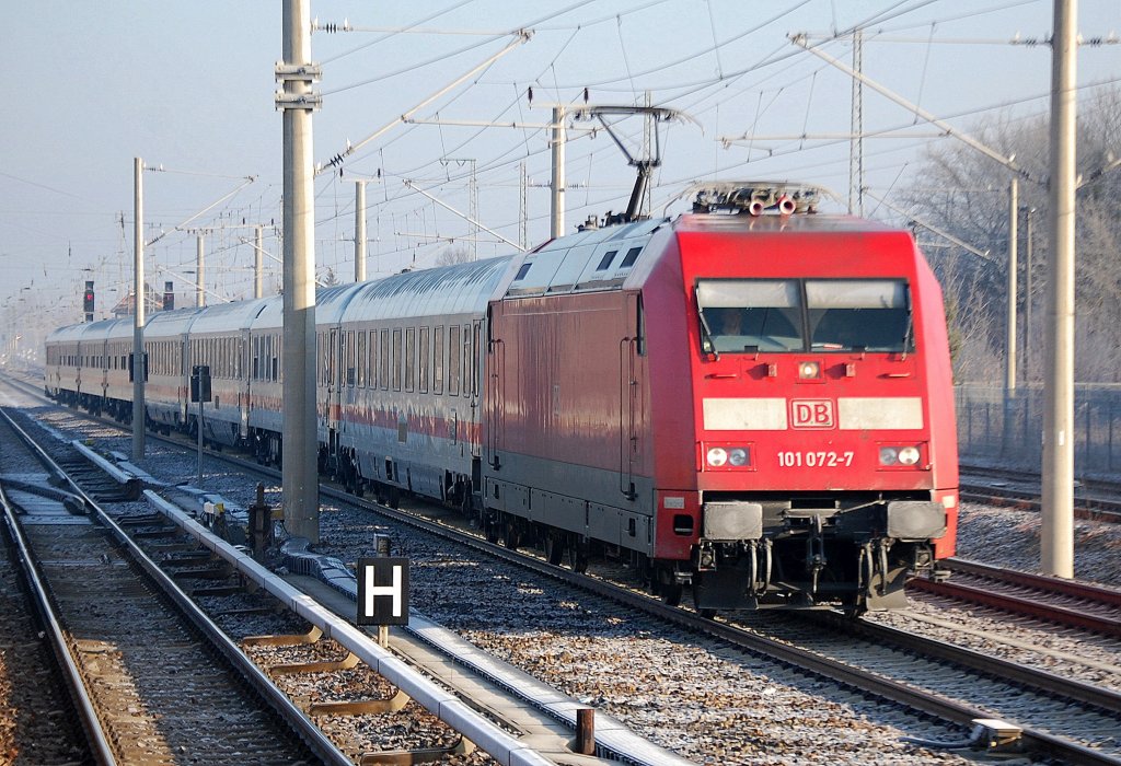 IC 2150 Richtung Berlin S�dkreuz mit 101 072-7, 29.01.11 Berlin-Blankenburg. 